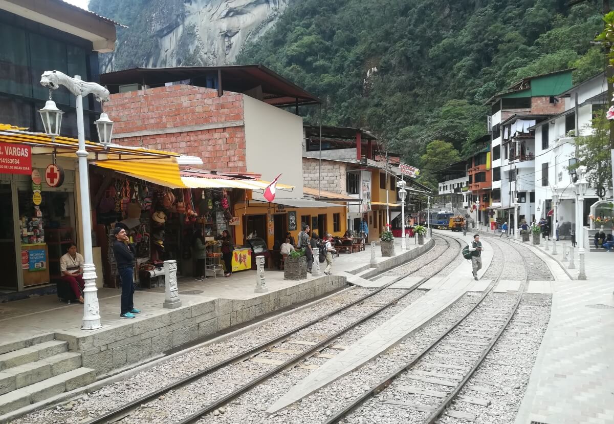 Droga prowadzaca do Machu Picchu wiedzie caly czas wzdluz torow kolejowych