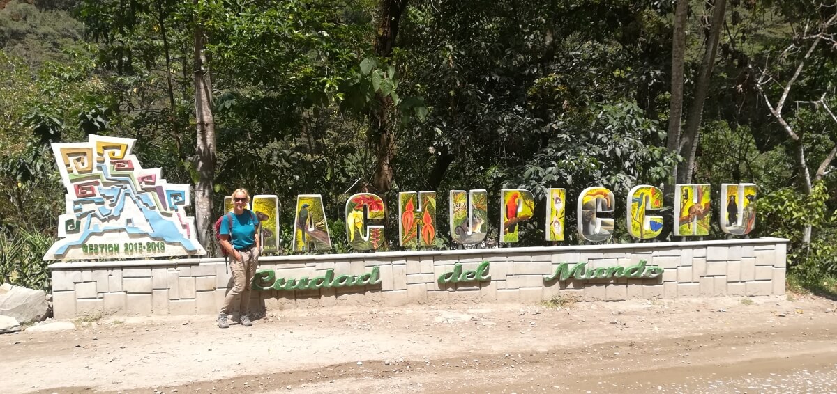 Tuż przed dużym kolorowym znakiem Machu Picchu